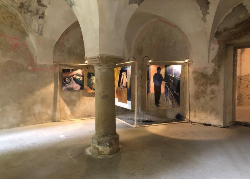 Auszug eines alten Gewölbesaal mit einer Bilderausstellung
