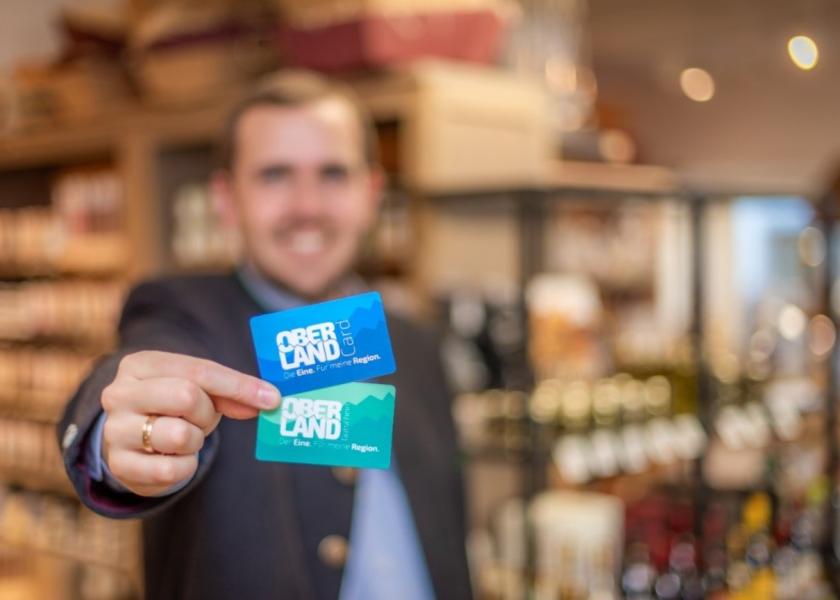 Mann hält OBERLANDCard in die Kamera