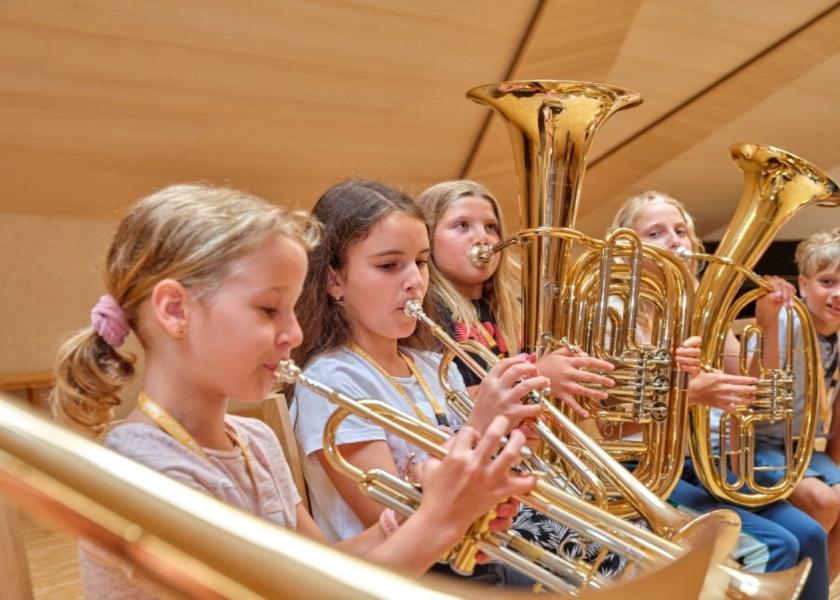 Kinder spielen Trompete und Tuba