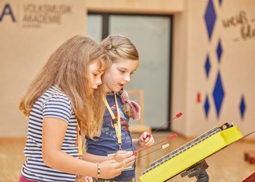 Zwei Kinder spielen Glockenspiel