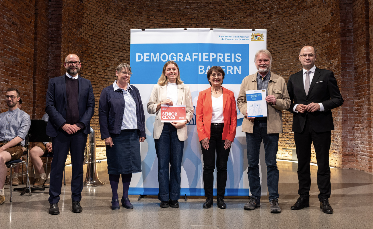 Heimatminister Albert Füracker mit Vertreterinnen und Vertreter des Curatoriums Altern gestalten