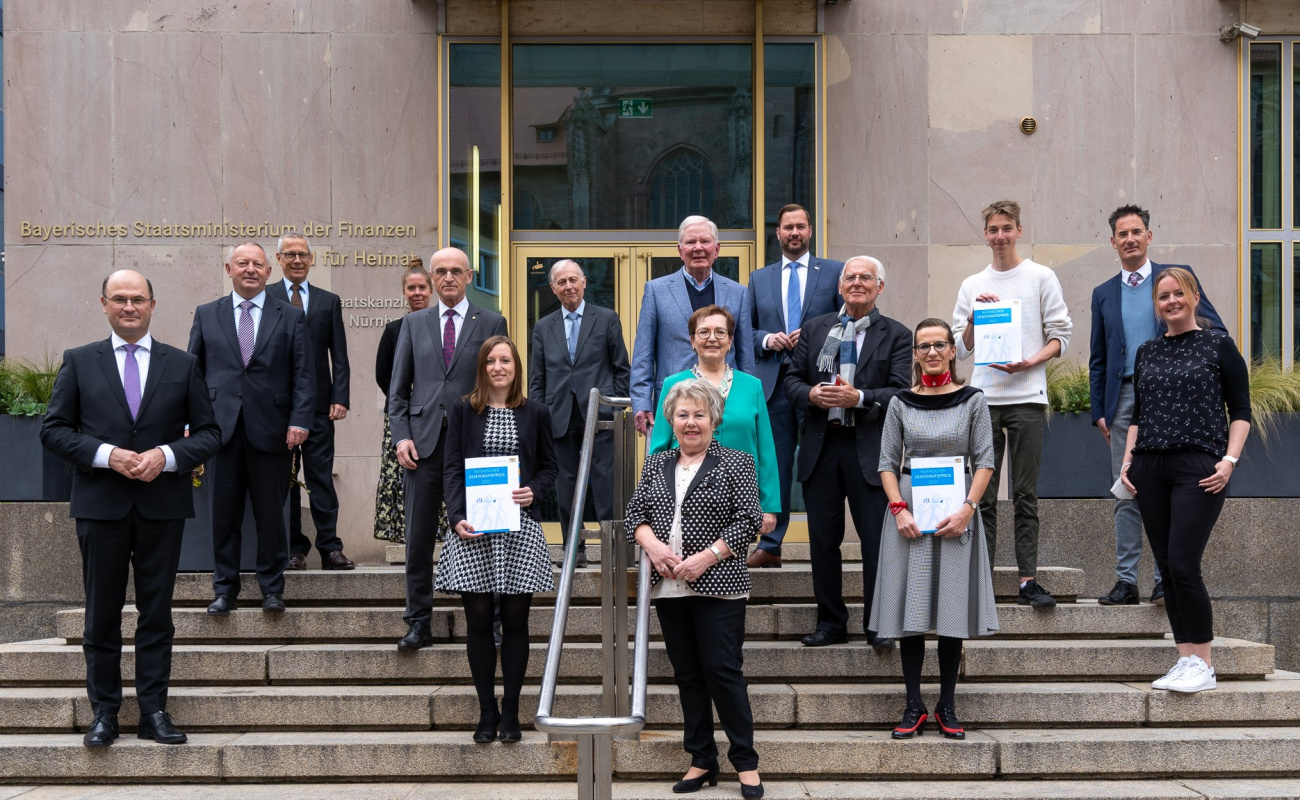 Heimatminister Albert Füracker mit den Preisträgerinnen und Preisträgern 2021