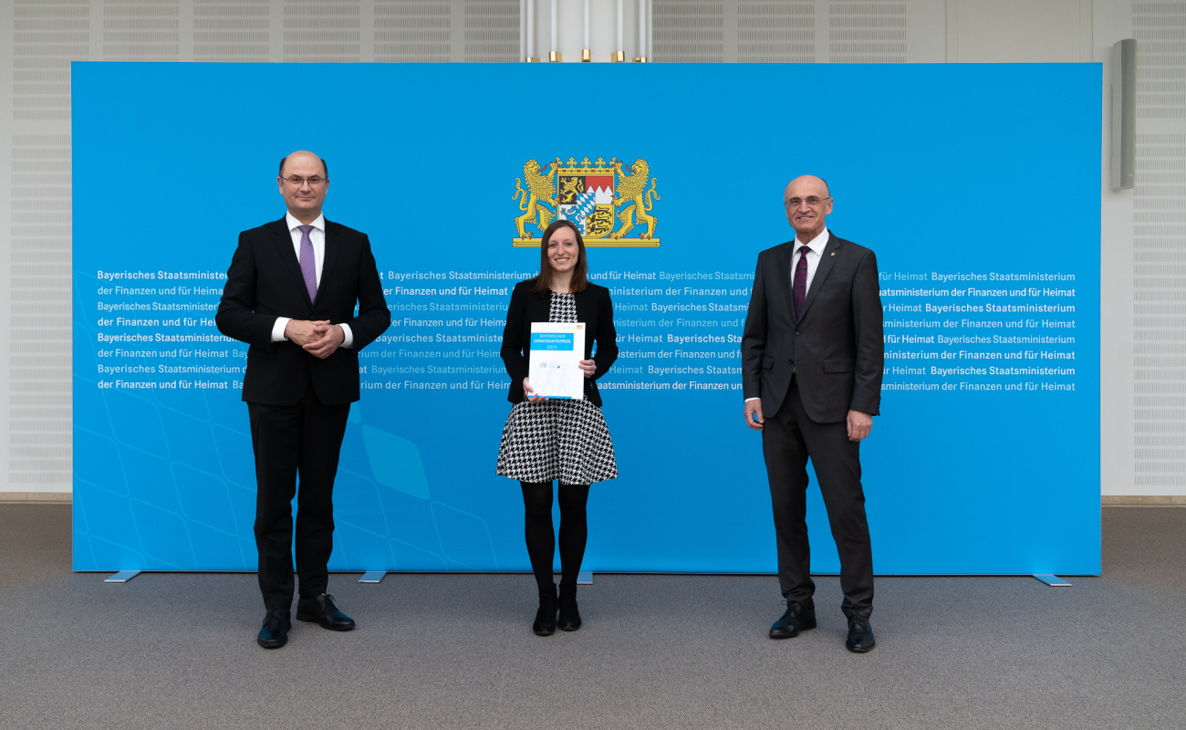 Heimatminister Albert Füracker mit Vertreterin des Landkreises Haßberge