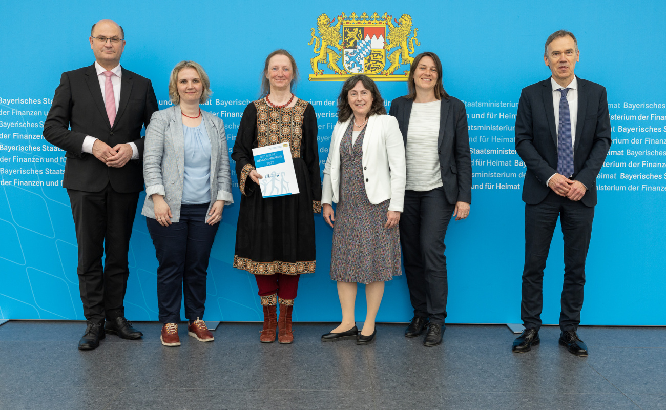 Heimatminister Albert Füracker mit Vertreterinnen der AWO Nürnberg