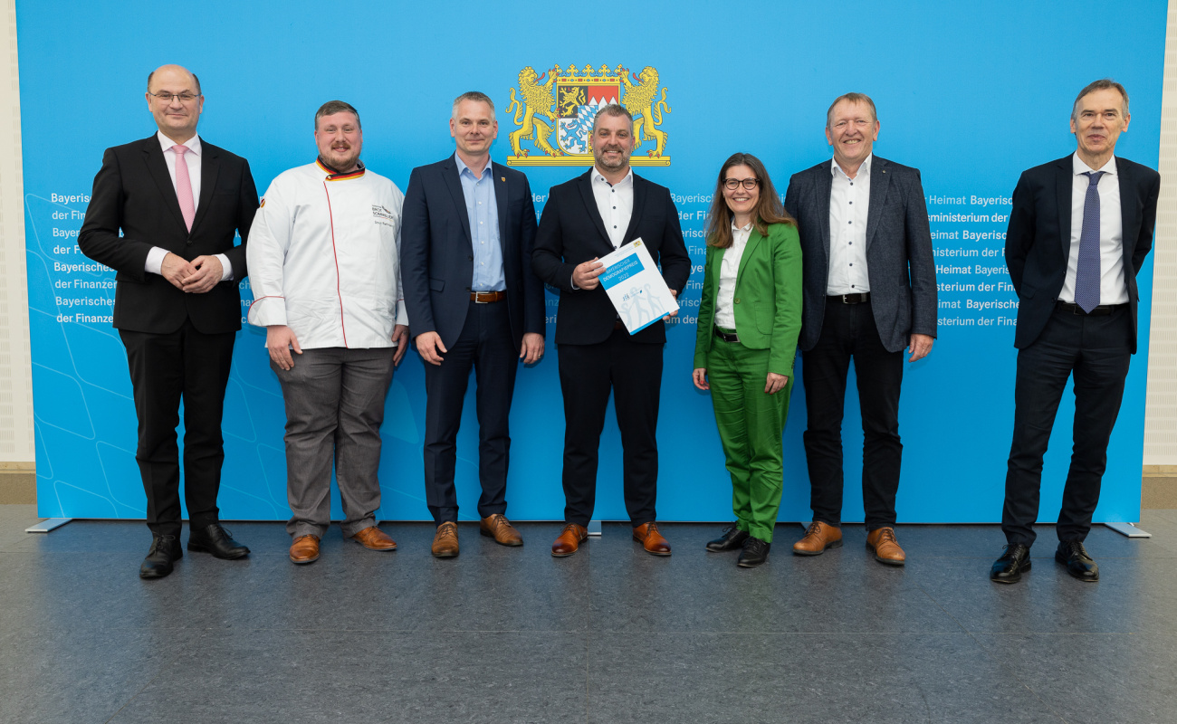 Heimatminister Albert Füracker mit Vertretern der Dorfgenossenschaft Wombach eG