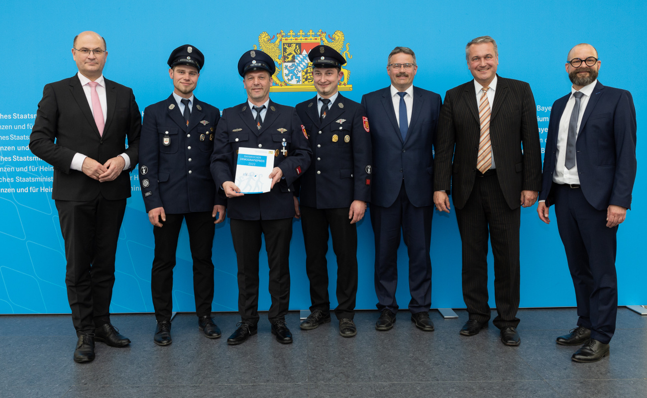 Heimatminister Albert Füracker mit Vertretern der FFW Waischenfeld