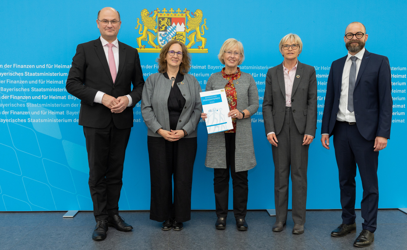 Heimatminister Albert Füracker mit Vertreterinnen der Hochschule Coburg