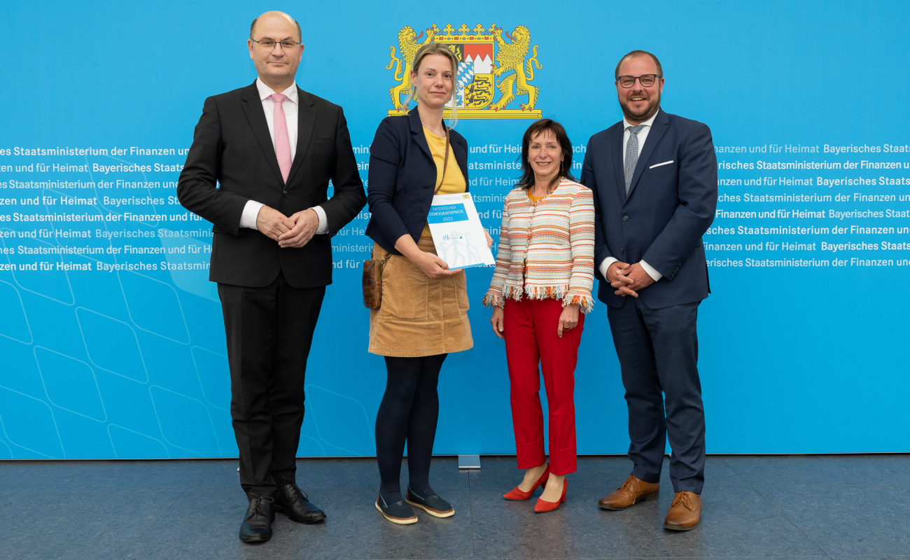 Heimatminister Albert Füracker mit Vertreterin des Landratsamtes Coburg