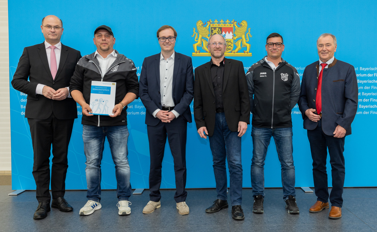Heimatminister Albert Füracker mit Vertretern des SV Kollnburg