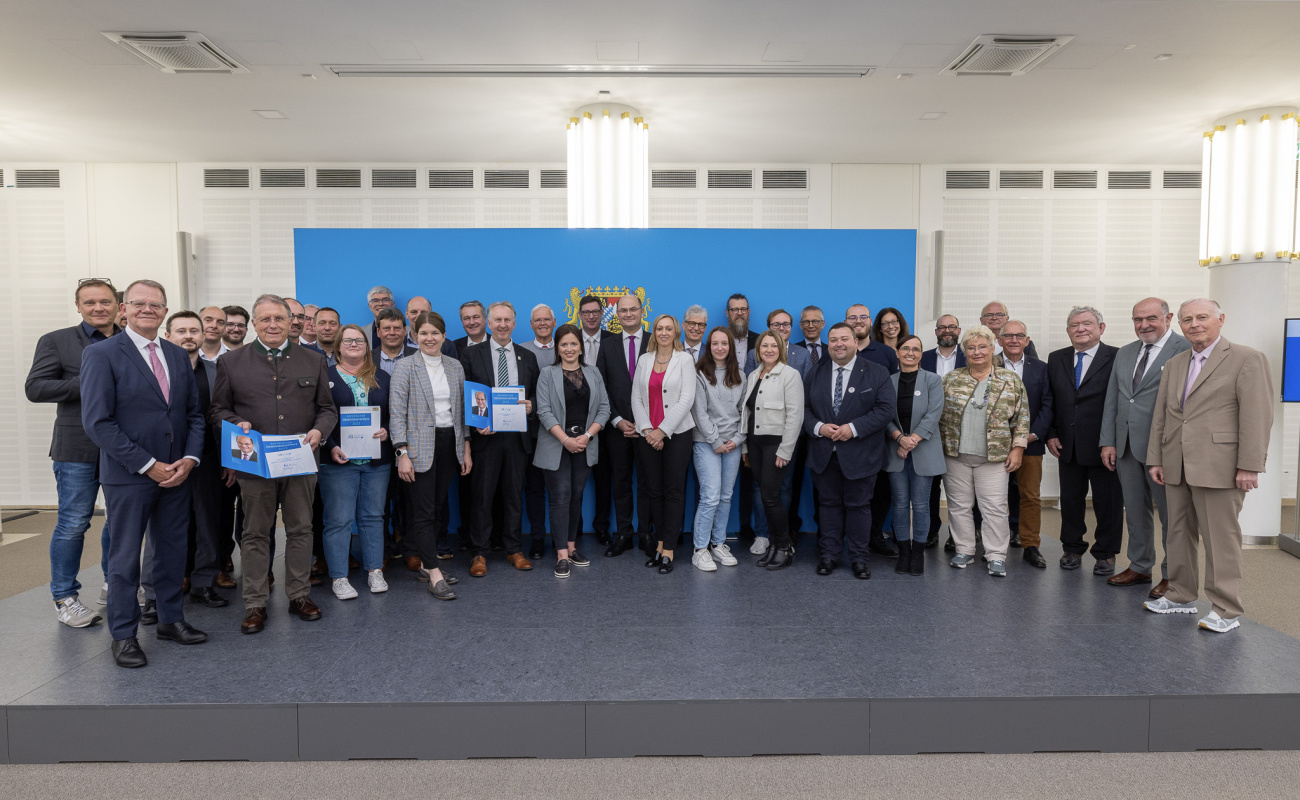 Heimatminister Albert Füracker mit den Preisträgerinnen und Preisträgern 2023