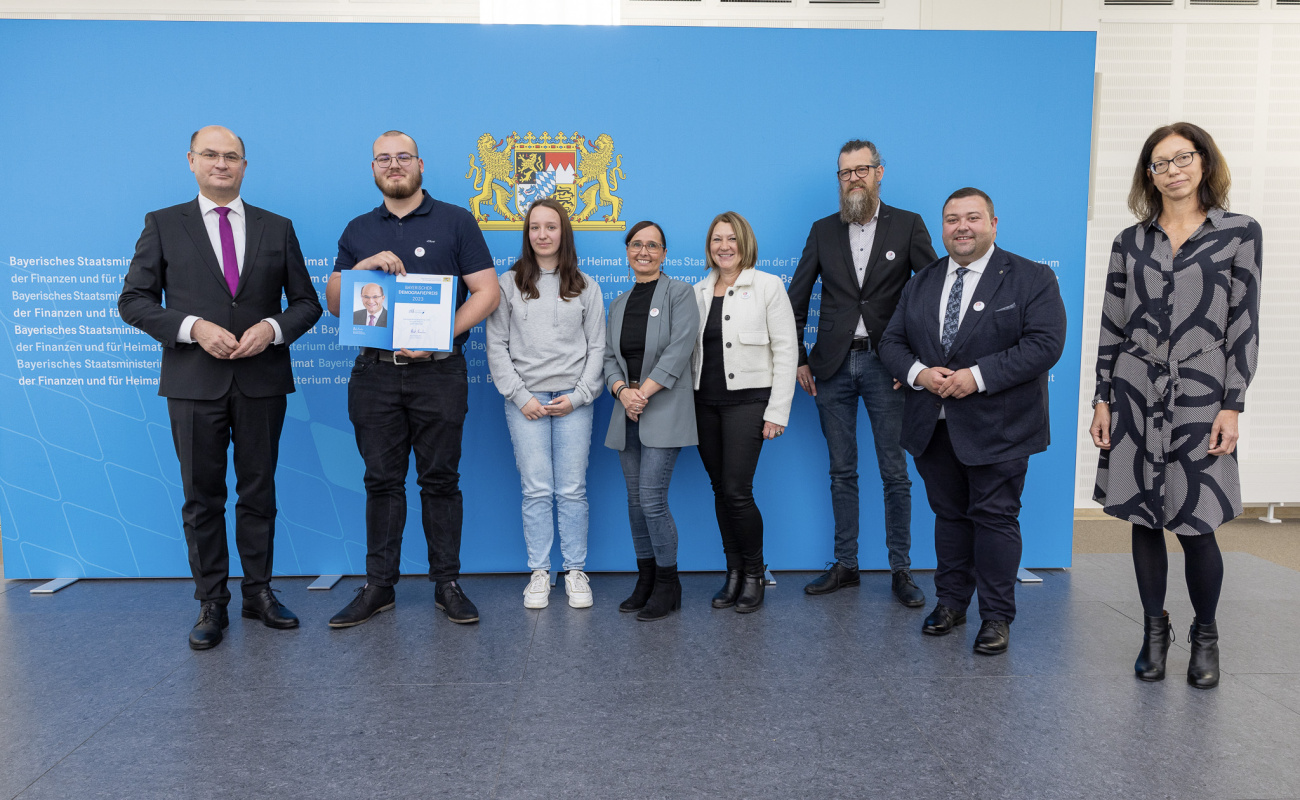 Heimatminister Albert Füracker mit Vertretern des Kreisjugendrings Augsburg-Land