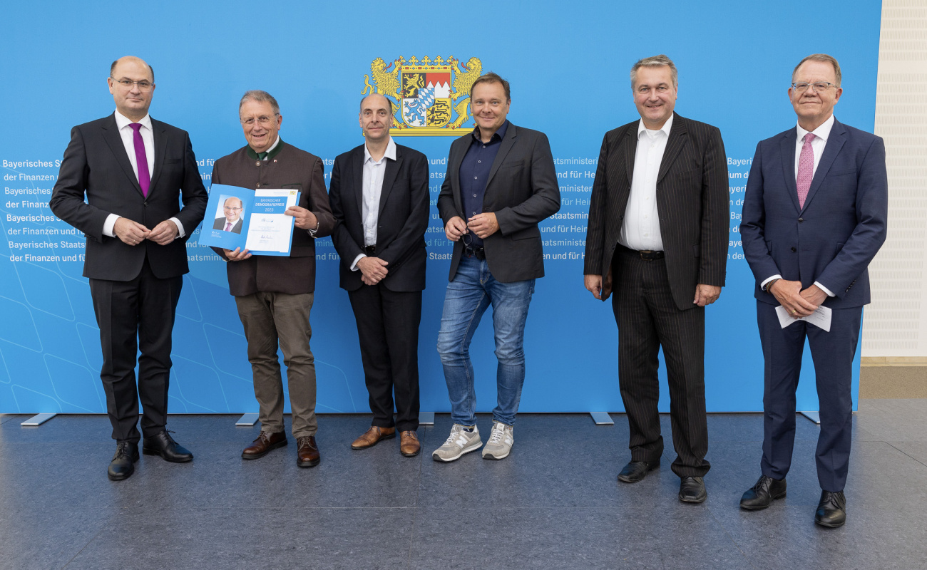 Heimatminister Albert Füracker mit Bezirkstagspräsident Henry Schramm und Vertretern des Oberfranken Offensiv e.V.