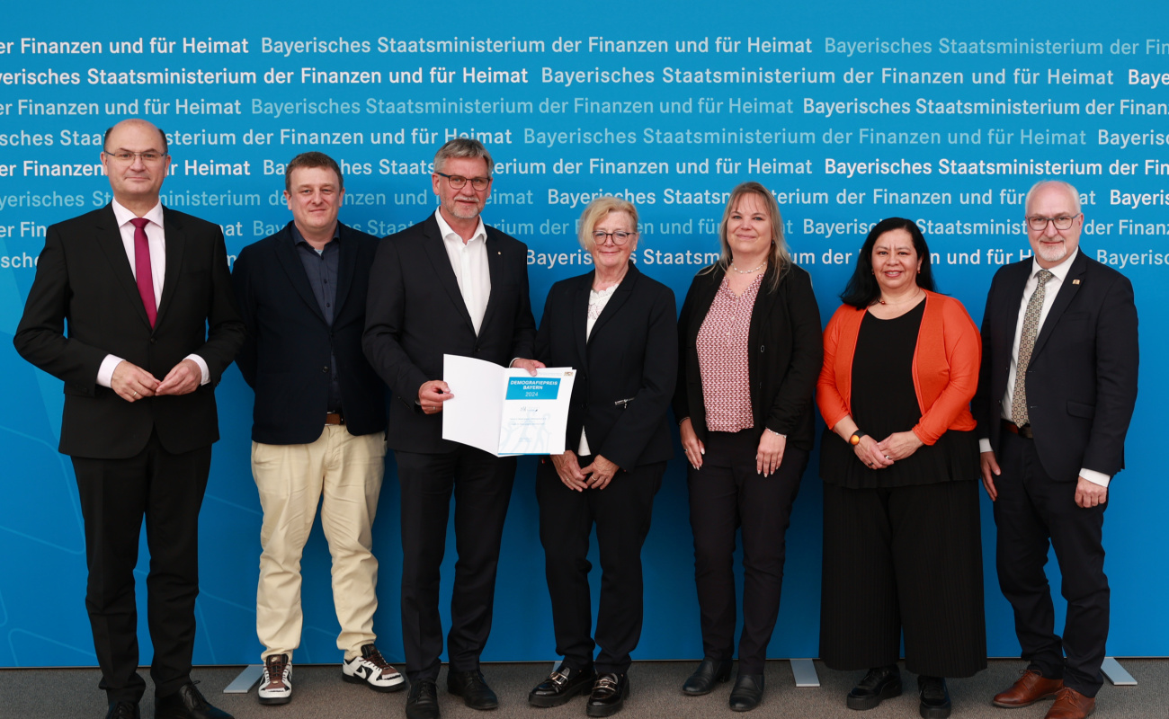 Heimatminister Albert Füracker mit Vertretern des Hand in Hand gegen Altersarmut e.V.