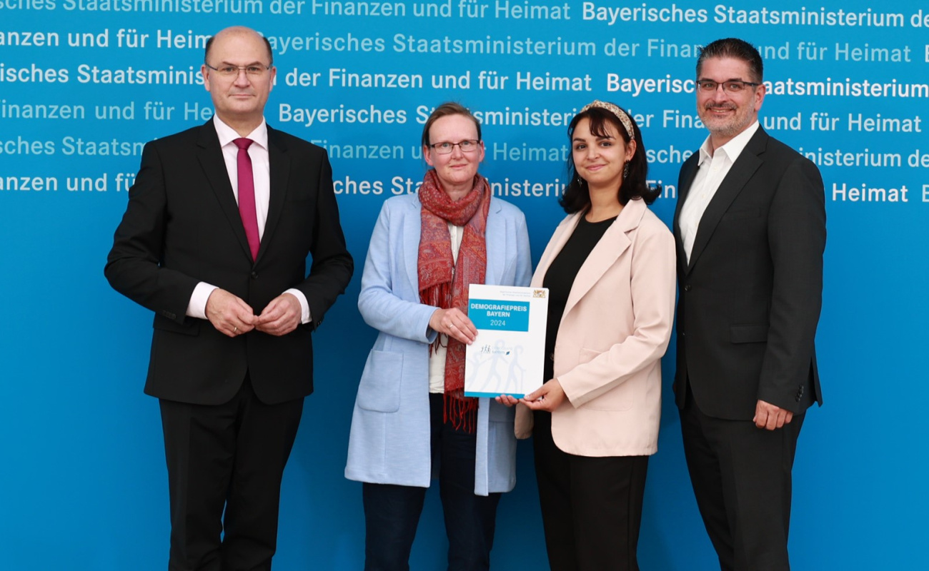 Heimatminister Albert Füracker mit Vertreterinnen des Landratsamtes Coburg
