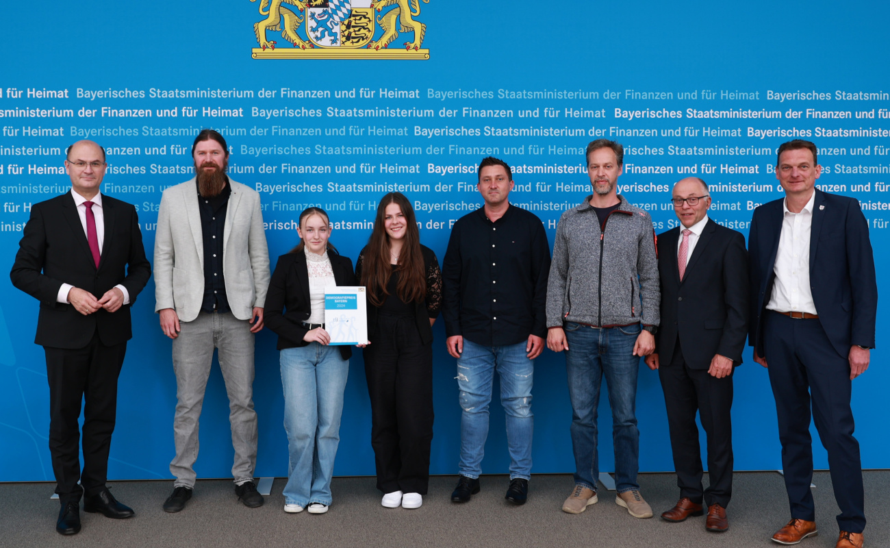 Heimatminister Albert Füracker mit Vertretern der Mittelschule Altenstadt