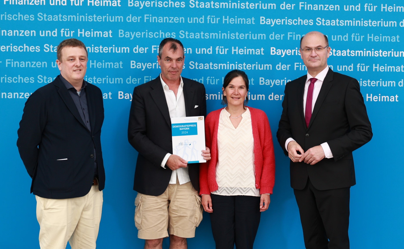 Heimatminister Albert Füracker mit Sonja und Michael Spitzenberger (momo hört zu e.V.)