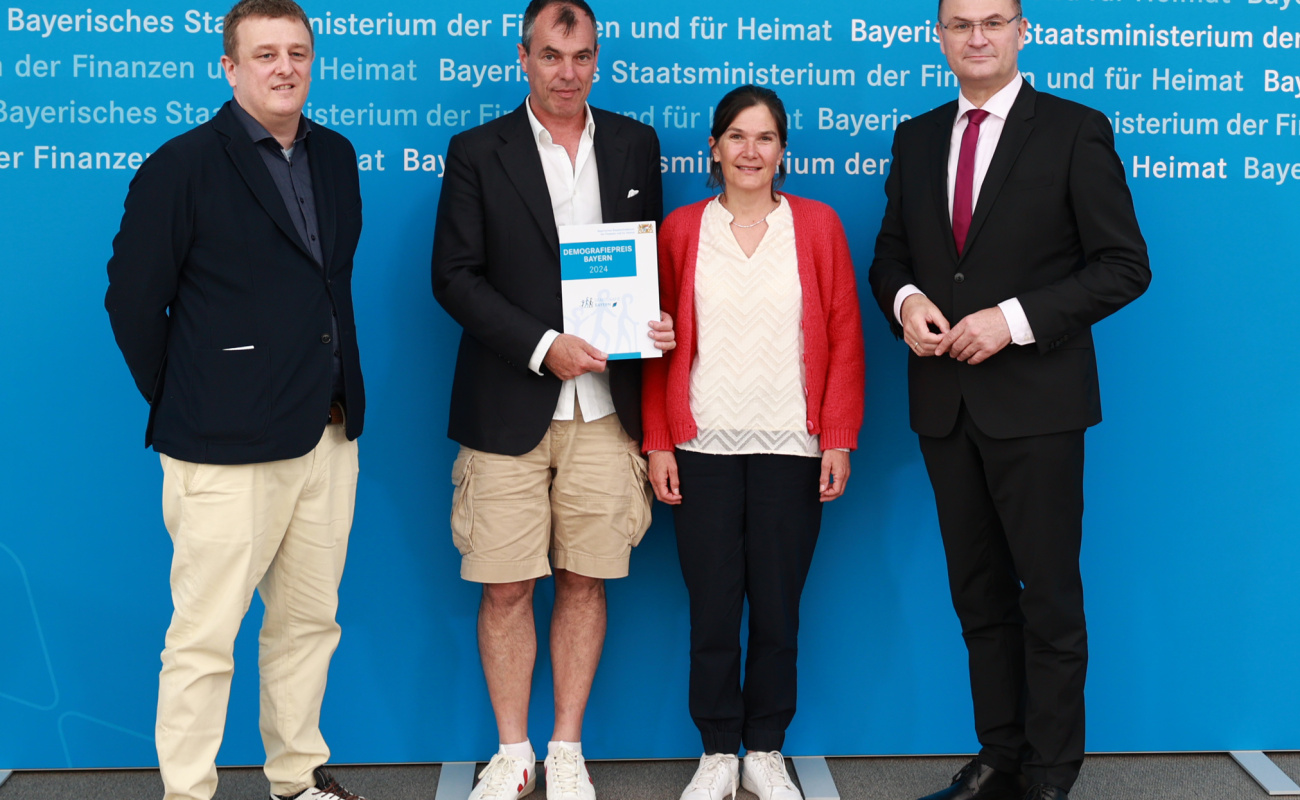 Heimatminister Albert Füracker mit Sonja und Michael Spitzenberger (momo hört zu e.V.)