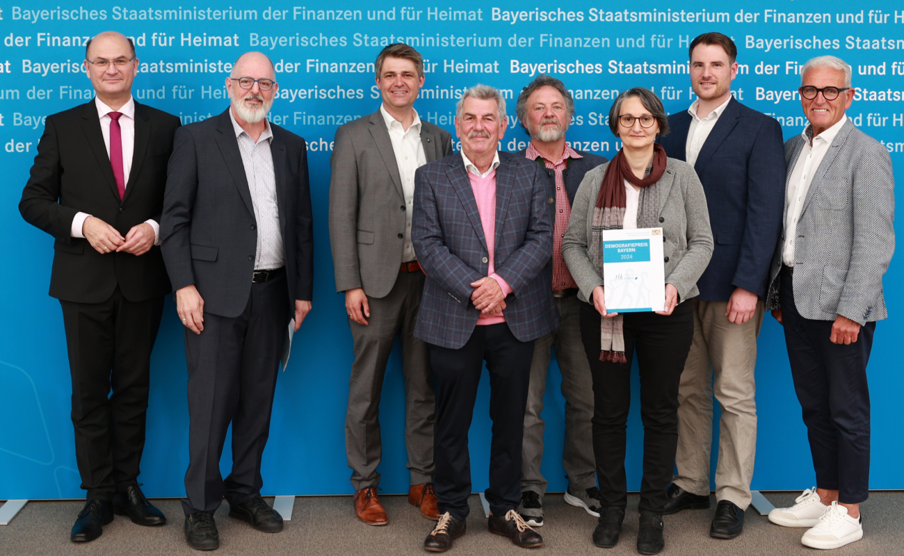 Heimatminister Albert Füracker mit Vertretern des Obst- und Gartenbauvereins Mellrichstadt e.V.