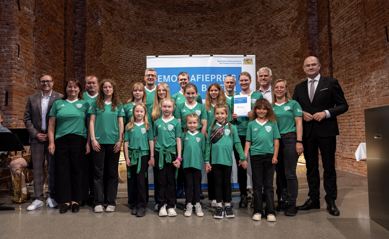 Heimatminister Albert Füracker mit Vertreterinnen und Vertretern des DJK Kirchaich e. V.