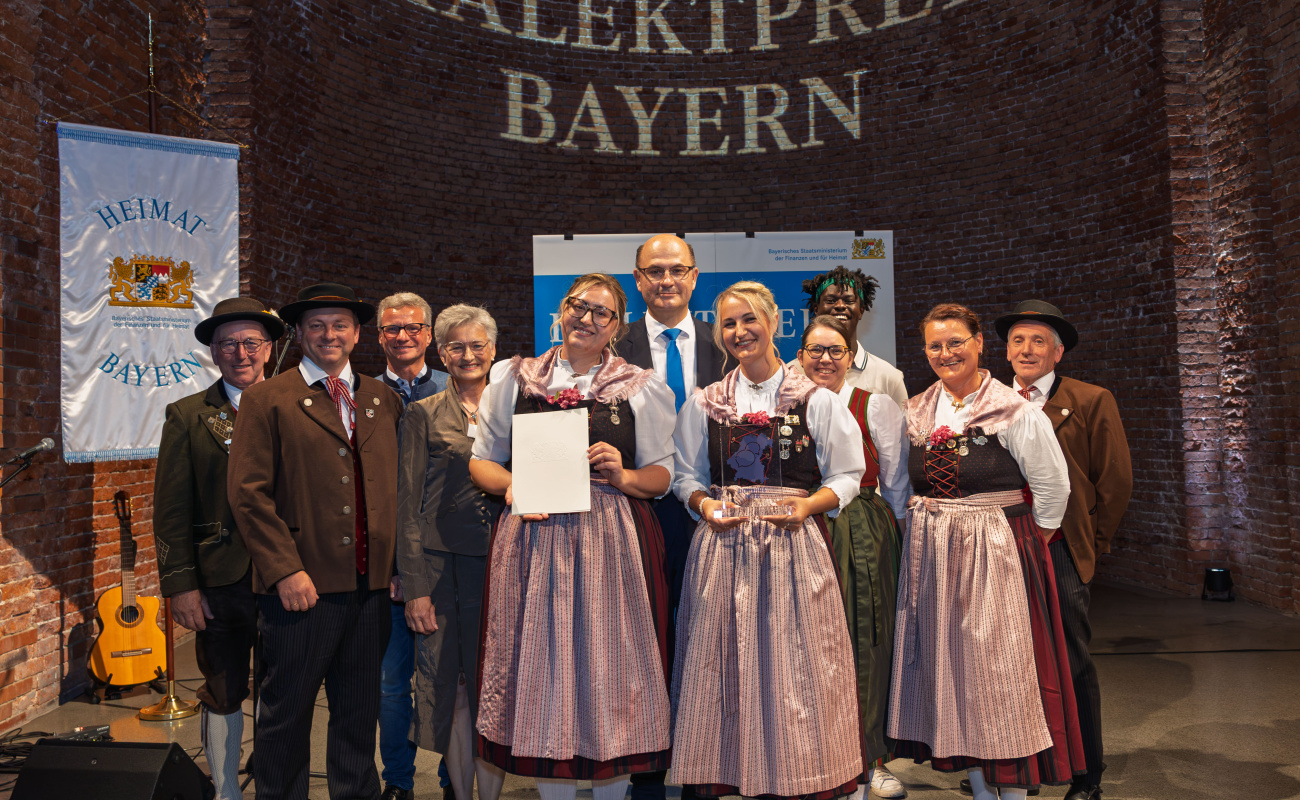 Heimatminister Albert Füracker mit Trachtenjugend der Perlbachtaler Edenstetten