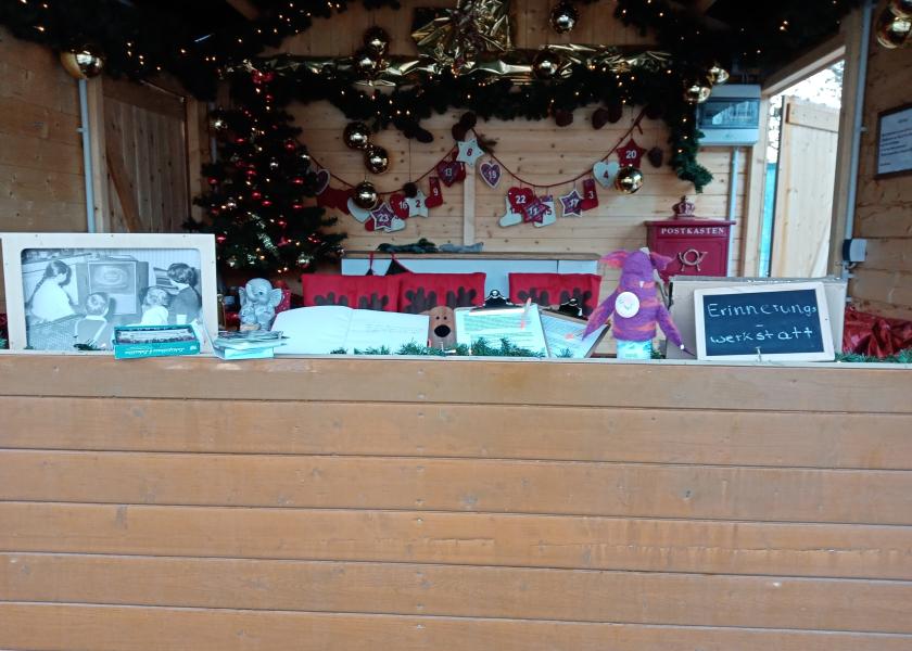 Stand der Erinnerungswerkstatt am Weihnachtsmarkt