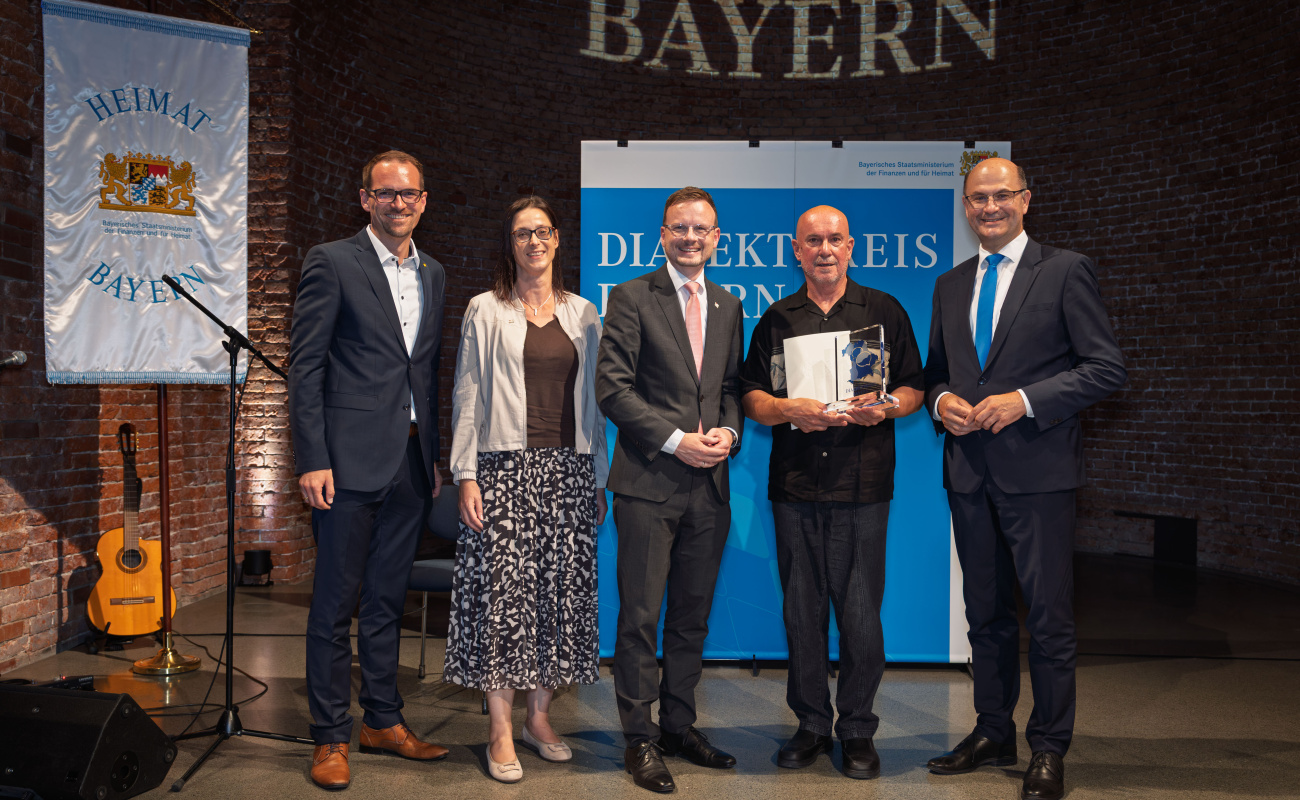  Heimatminister Albert Füracker mit der Schwabacher Marionetten-Bühne mit dem „Meiers Gerch“