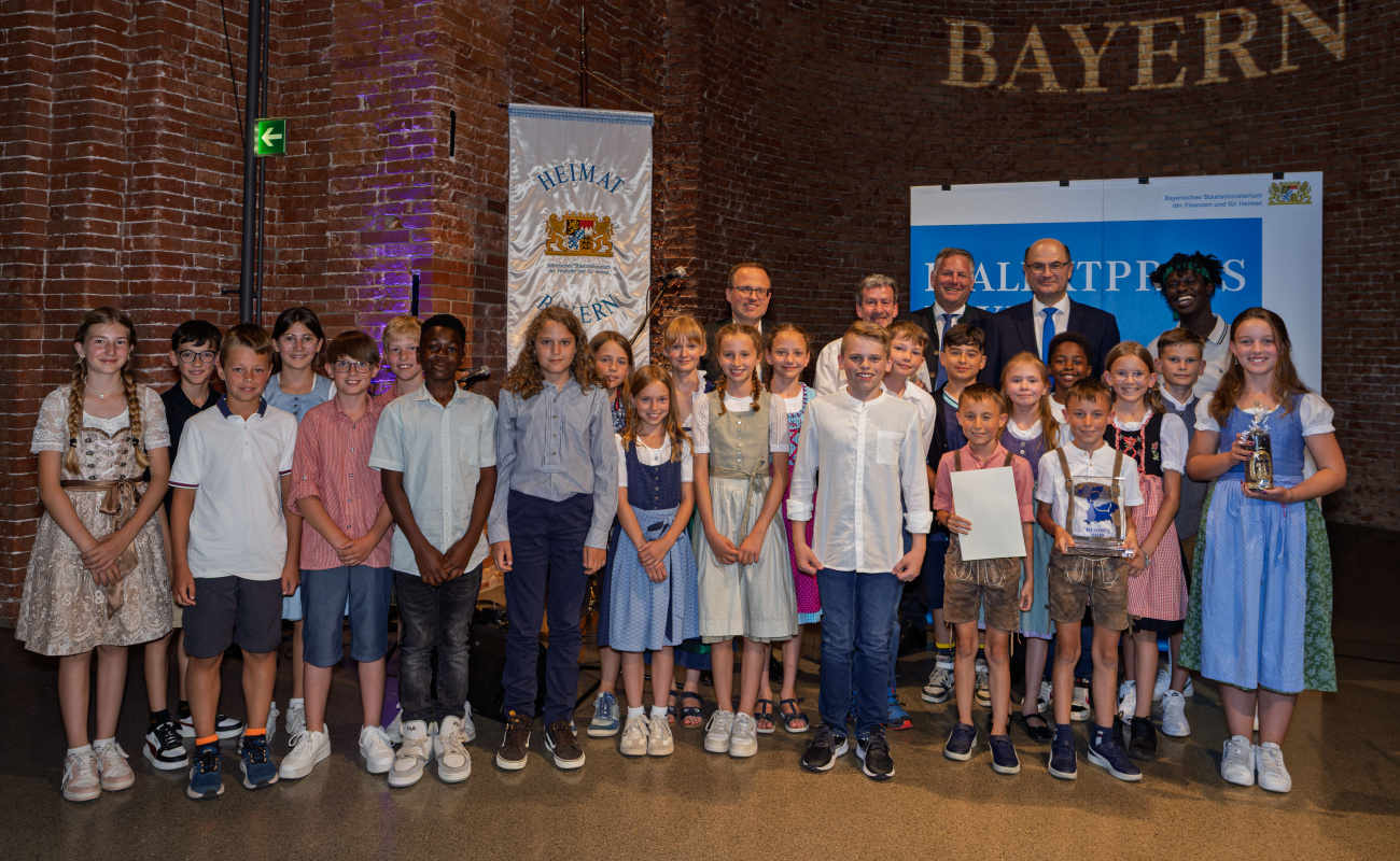 Heimatminister Albert Füracker mit der Klasse 5f des König-Karlmann-Gymnasium Altötting