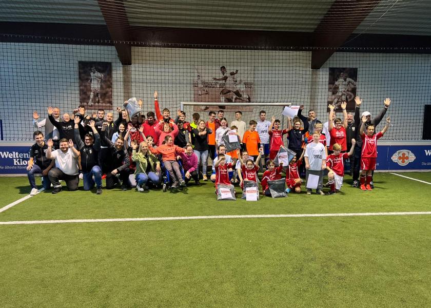 Gruppenfoto Inklusions-Fußball-Hallenturnier
