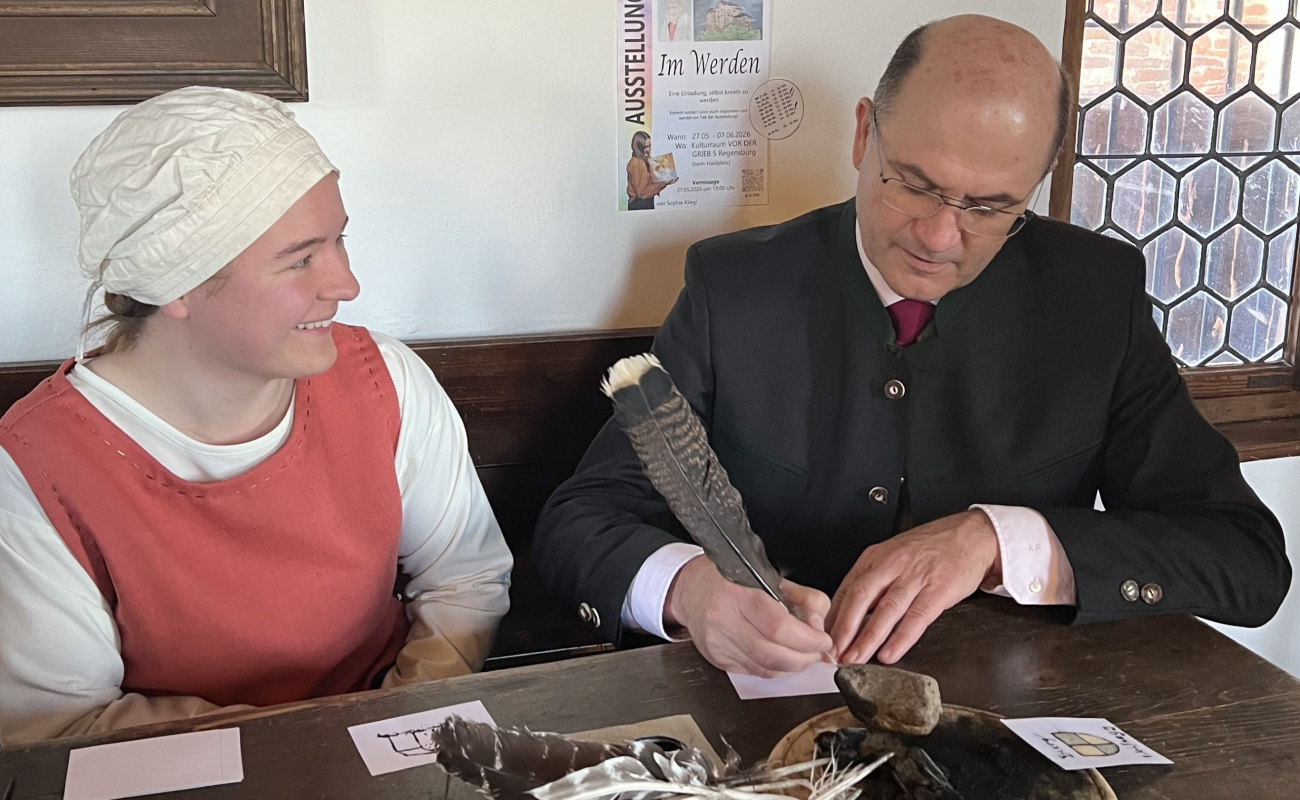 Heimatminister Füracker beim Federschreiben