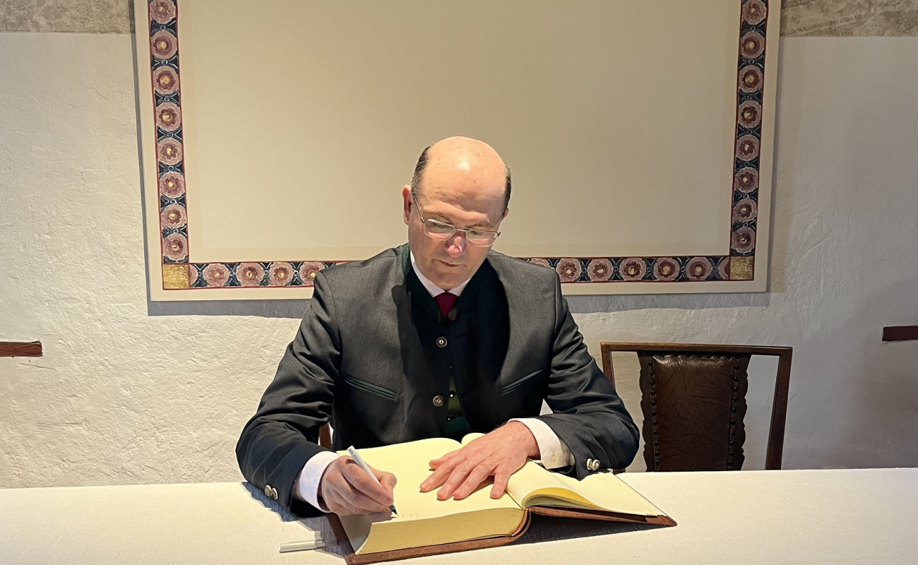 Heimatminister Füracker bei Eintragung ins Goldene Buch