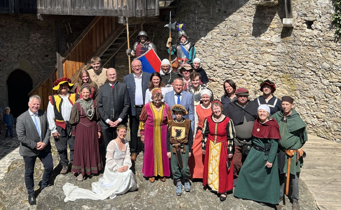 Heimatminister Füracker, Bezirkstagspräsident Löffler, Landrätin Schweiger, Bürgermeister Frank und Dr. Neumaier gemeinsam mit Wolfsegger Landsknechten 