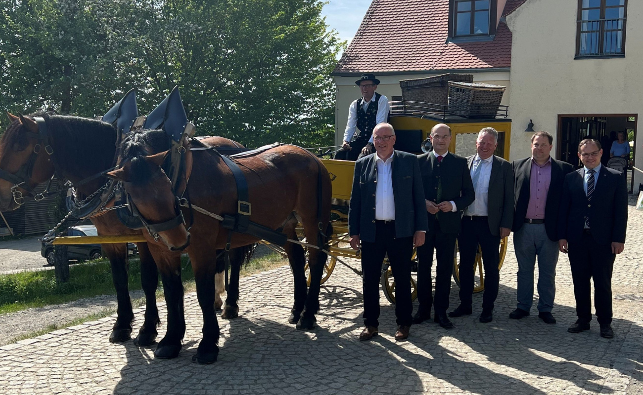 Heimatminister Füracker mit Bezirkstagspräsident Löffler, Bezirksheimatpfleger Dr. Appl, Dr. Neumaier und Museumsleiter Dr. Hammerl vor historischer Postkutsche