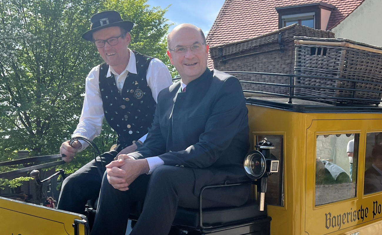 Heimatminister Füracker auf historischer Postkutsche