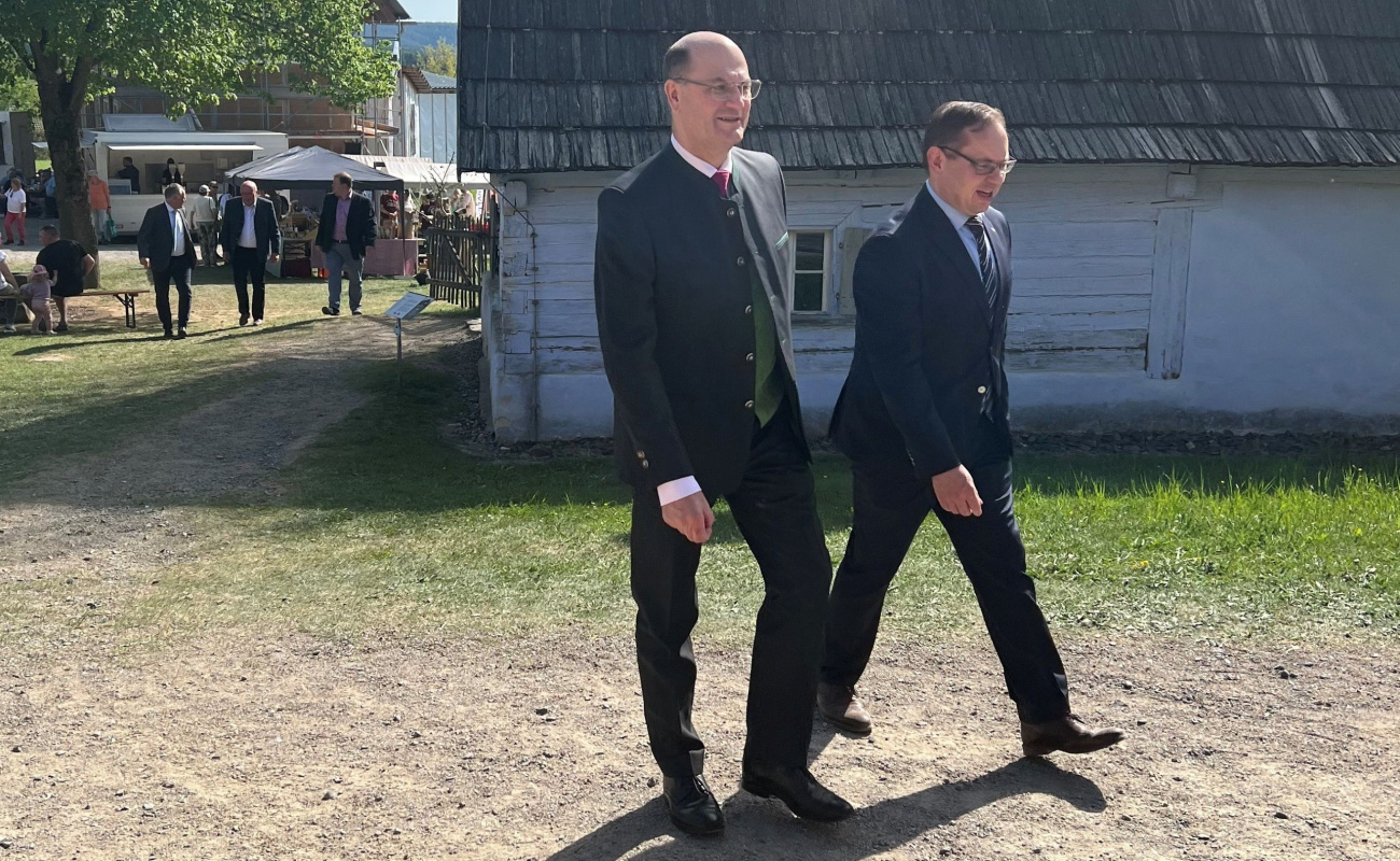 Heimatminister Füracker mit Museumsleiter Dr. Hammerl bei Rundgang über Frühjahrsmarkt im Freilandmuseum Oberpfalz