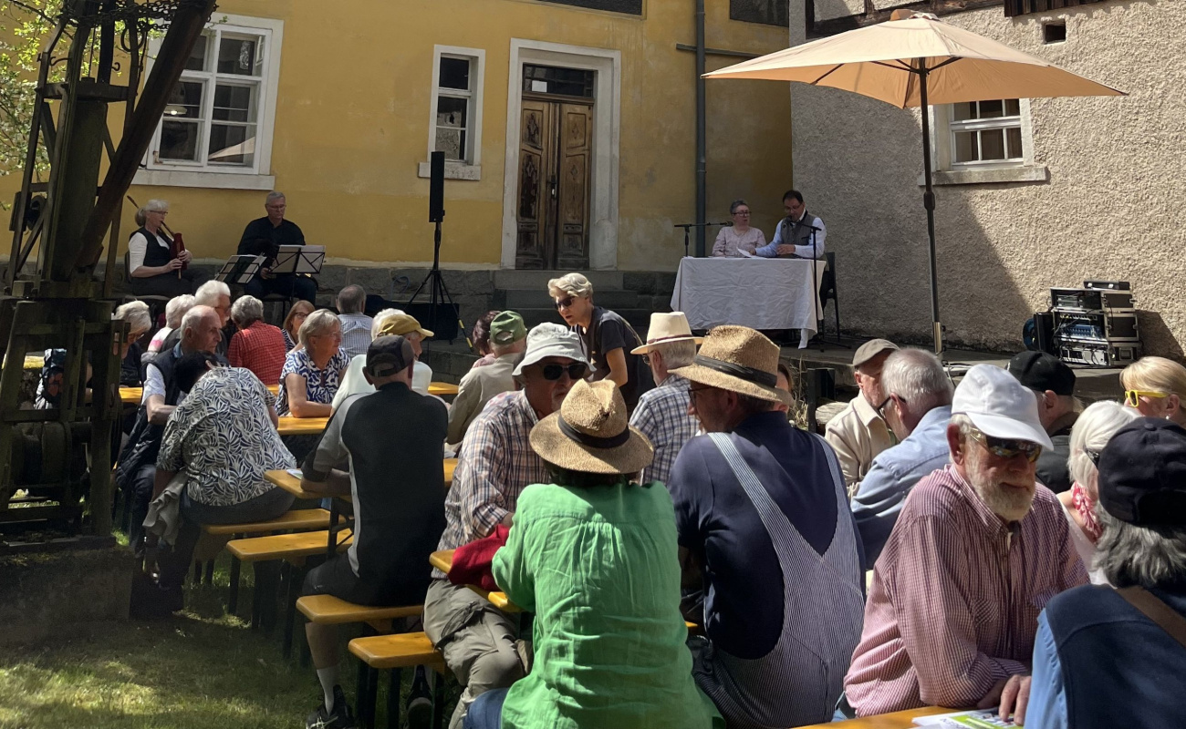 Heimatstaatssekretär Schöffel mit Museumsleiterin Dr. Zehentmeier-Lang bei Lesung im Dialekt