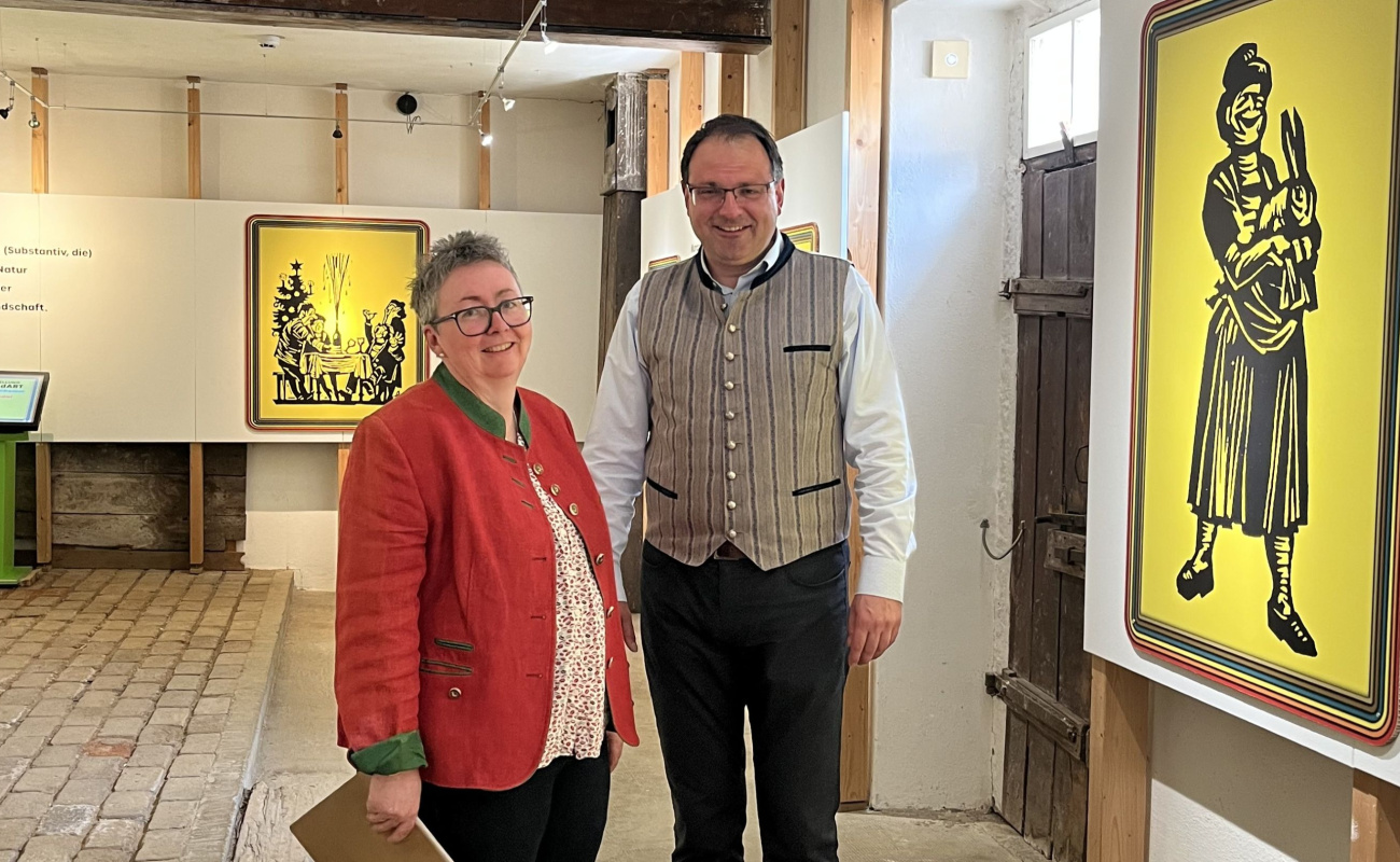 Heimatstaatssekretär Schöffel mit Museumsleiterin Dr. Zehentmeier-Lang in MundART-Ausstellung