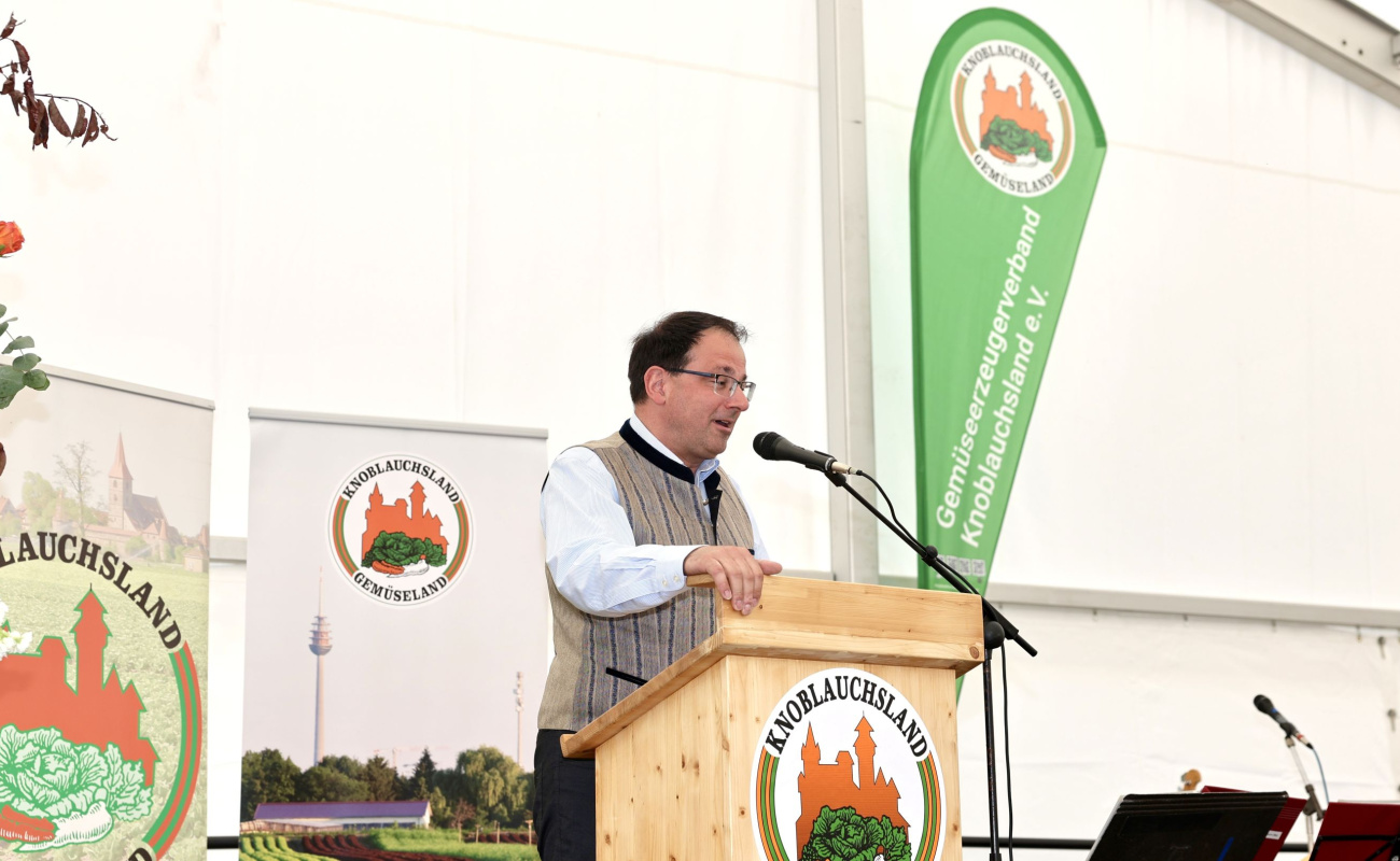 Heimatstaatssekretär Schöffel bei seinen Grußworten auf dem Tag der offenen Tür im Knoblauchsland