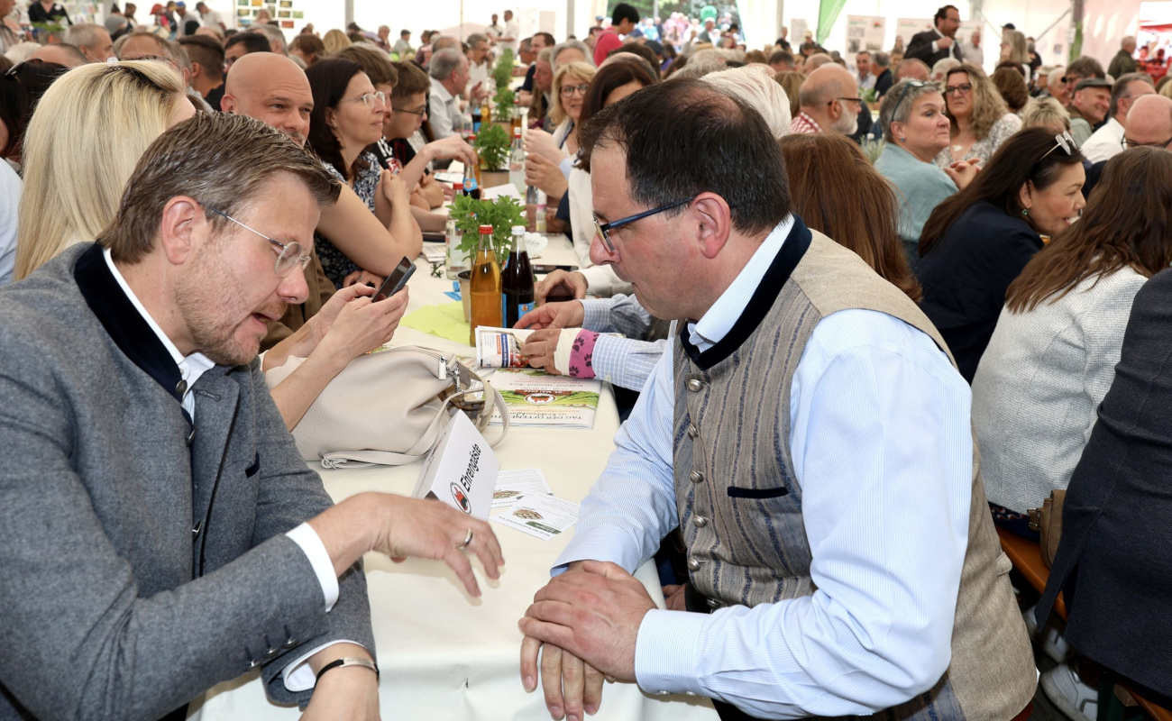 Heimatstaatssekretär Schöffel im Gespräch beim Tag der offenen Tür im Knoblauchsland
