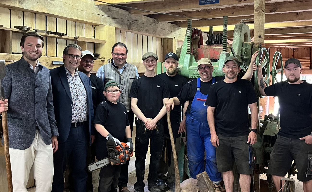 Heimatstaatssekretär Schöffel gemeinsam mit Landrat Gleich und weiteren Personen in der Schneidmühle Stadtsteinach