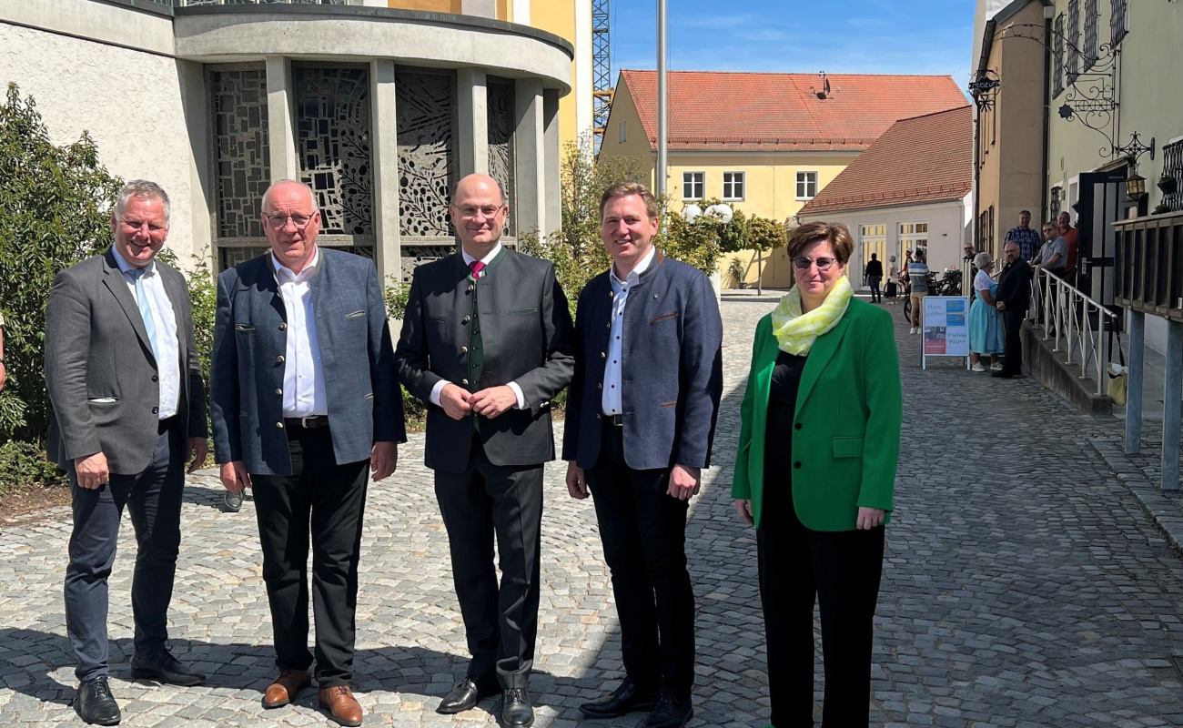 Heimatminister Füracker mit Bezirkstagspräsident Löffler, Bürgermeister Boml, Dr. Neumaier und Museumsleiterin vor Stadtmuseum Nittenau