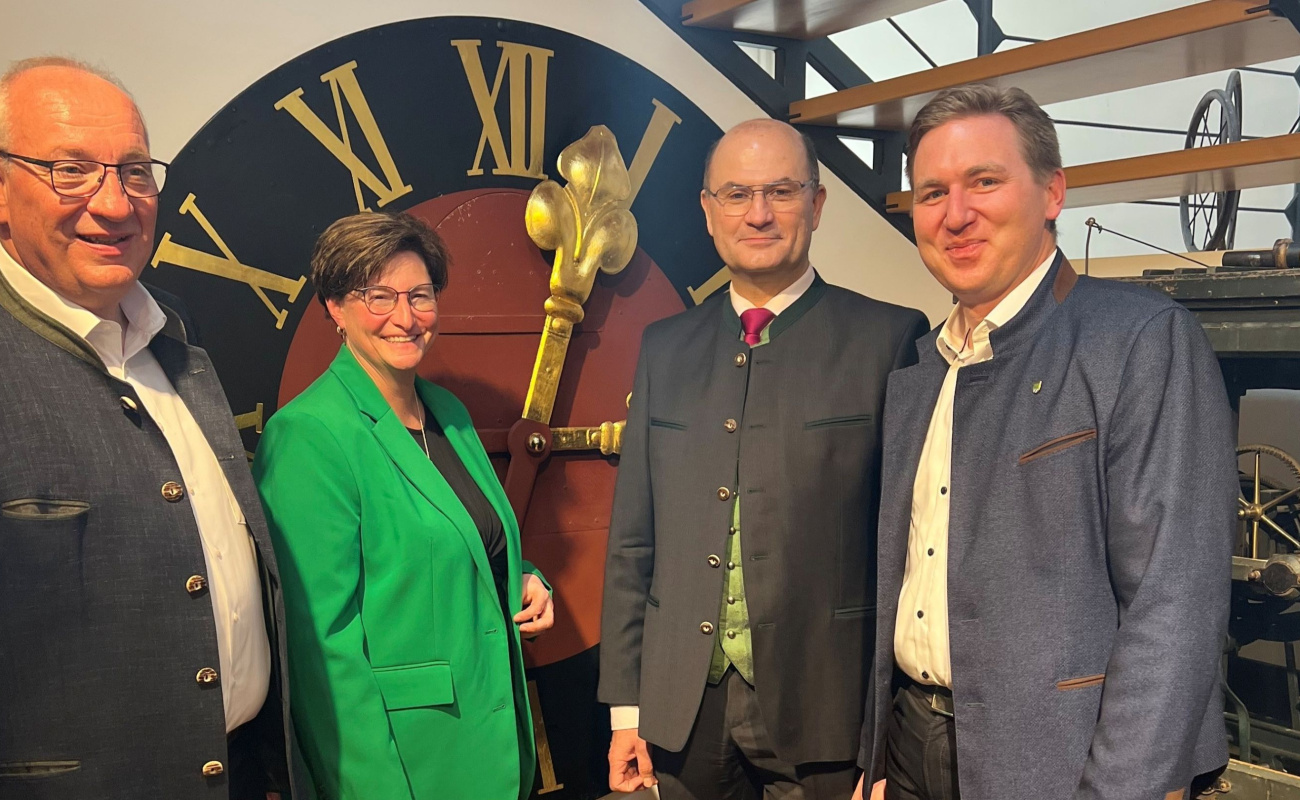Heimatminister Füracker mit Bezirkstagspräsident Löffler, Bürgermeister Boml und Museumsleiterin vor Turmuhr im Stadtmuseum