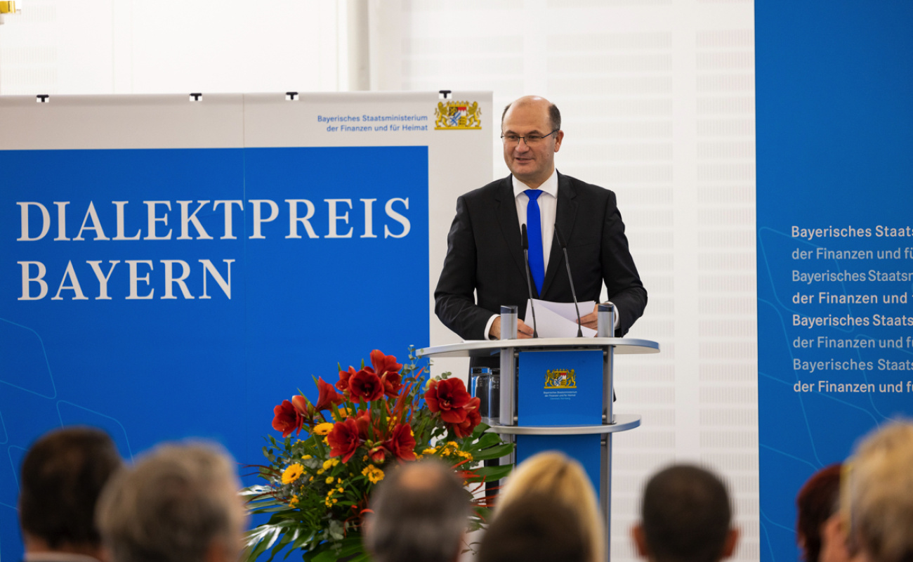 Heimatminister Füracker bei Preisverleihung Dialektpreis Bayern 2022 für Vereine