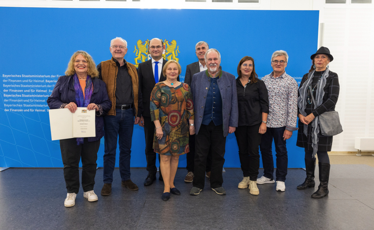 Heimatminister Albert Füracker mit Arbeitsgemeinschaft Mundart-Theater Franken e.V.