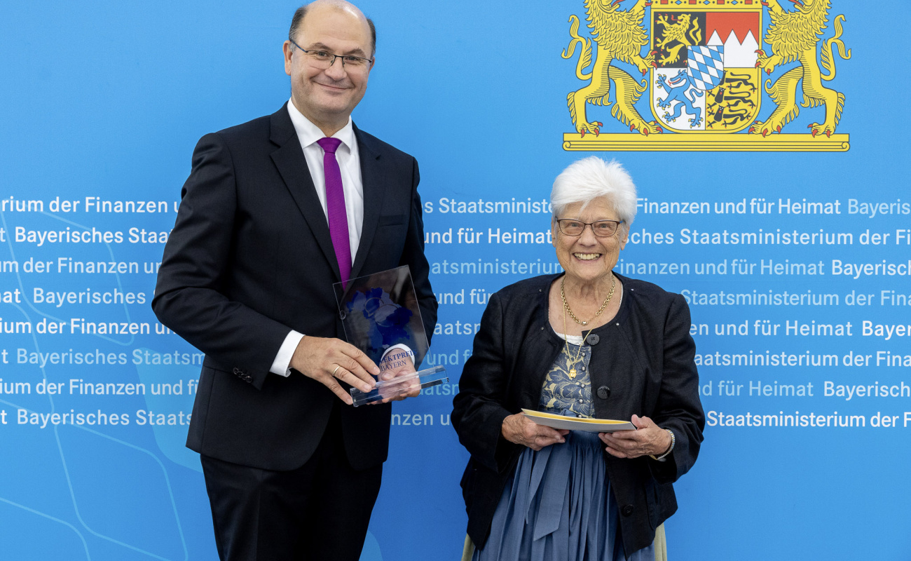 Heimatminister Albert Füracker mit Inge Schweigl