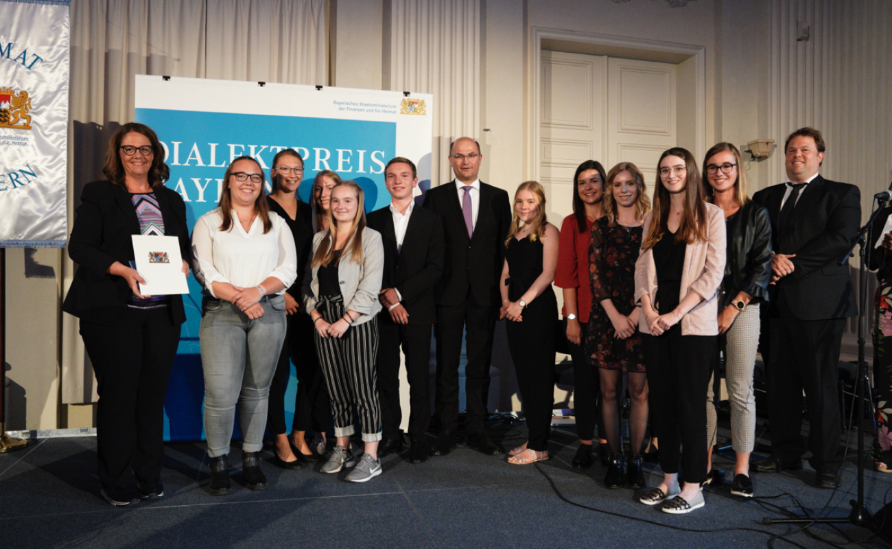 Heimatminister Füracker mit P-Seminar Dirscharad -dou samma daham - Stiftland Gymnasium Tirschenreuth