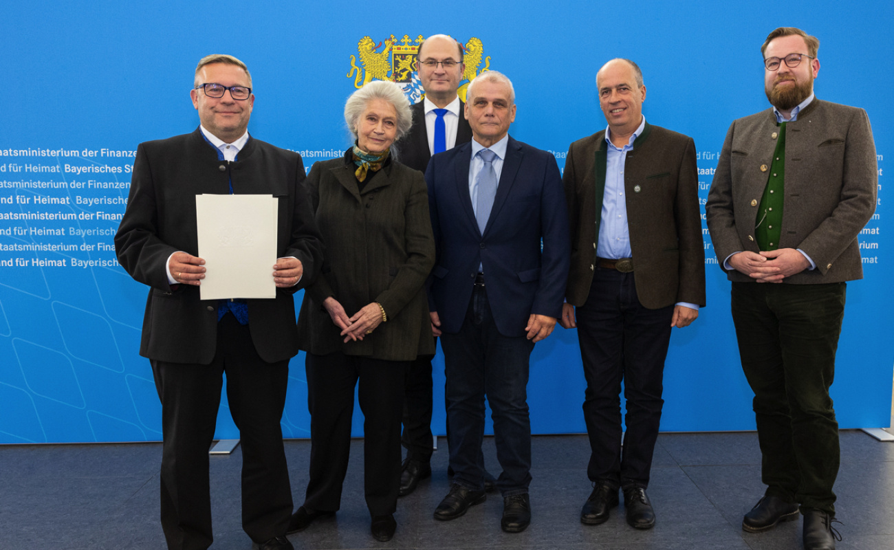 Heimatminister Albert Füracker mit Verein Schwäbisches Literaturschloss Edelstetten e.V.