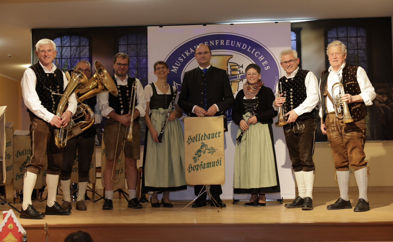 Heimatminister Albert Füracker mit Musikern der Holledauer Hopfamusi
