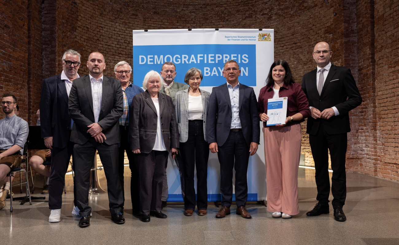 Heimatminister Albert Füracker mit Vertreterinnen und Vertretern der ILE-Kooperation Alerheim, Deiningen, Wechingen