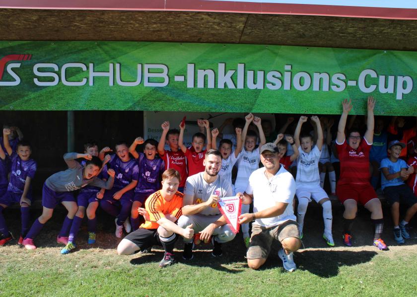 Gruppenfoto des Inklusions-Cups - jubelnde Kinderfußballmannschaft