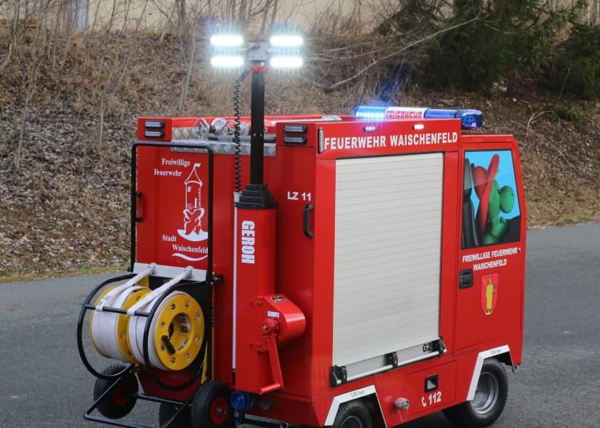 Kinderfeuerwehrauto von hinten mit ausgefahrenen Lichtmast